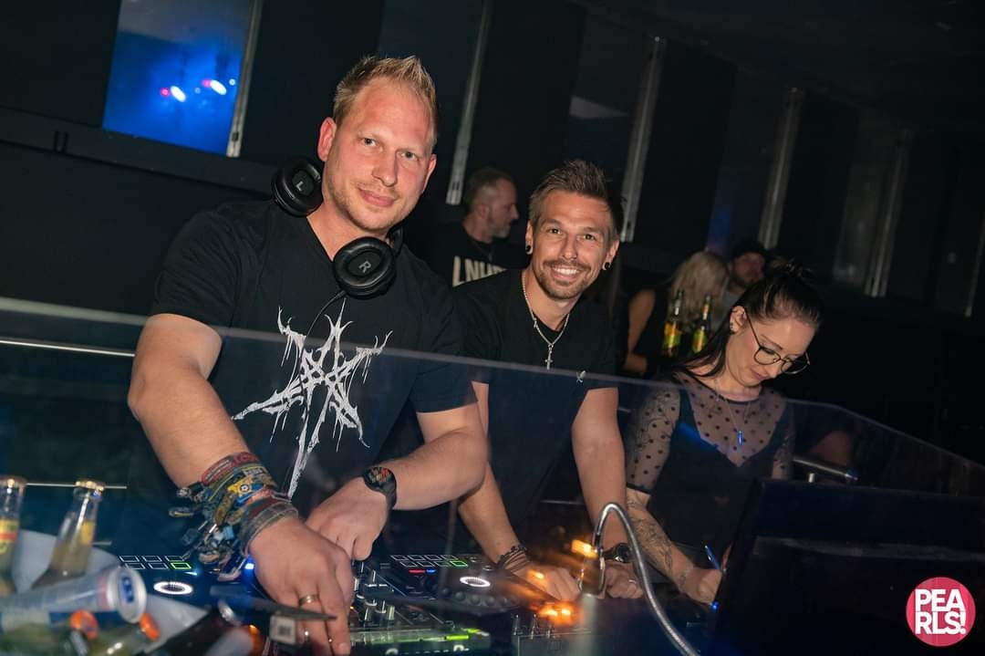 DJ Egid Schwemmer beim Auflegen