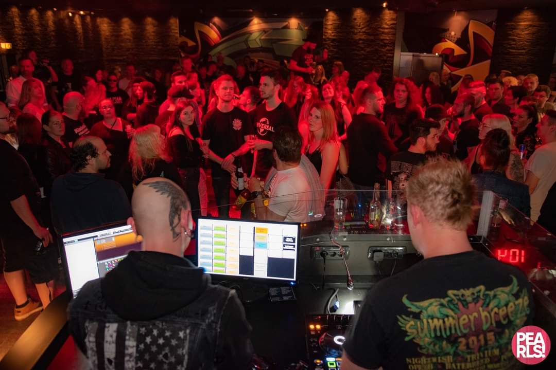 Blick vom DJ-Pult auf die Crowd und die Tanzfläche