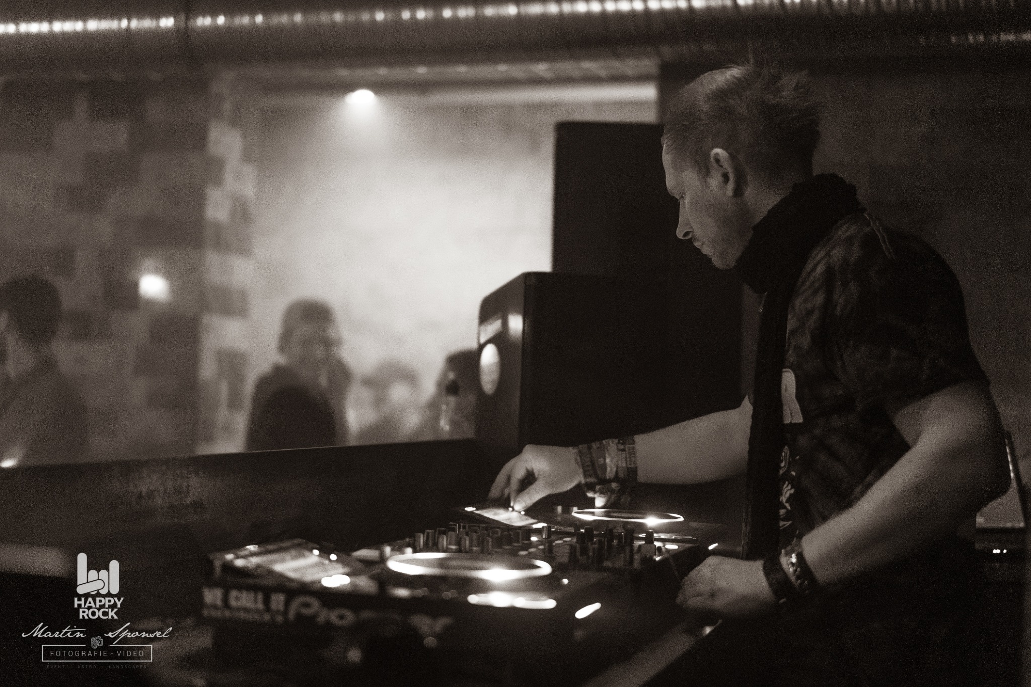 DJ Egid Schwemmer im Profil am Mischpult