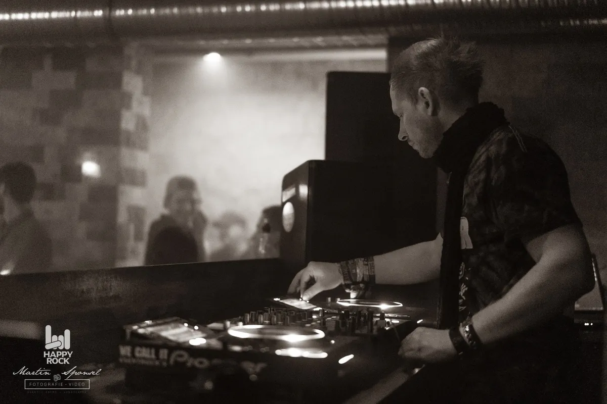 DJ Egid Schwemmer im Profil am Mischpult
