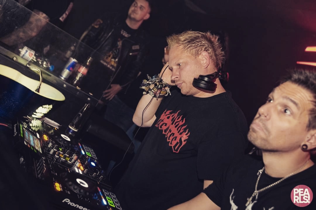 DJ Egid Schwemmer zusammen mit Gästen am DJ-Pult